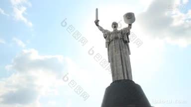 在乌克兰<strong>首都</strong>基辅，一尊女子手持剑和盾牌的雕塑成为祖国纪念碑